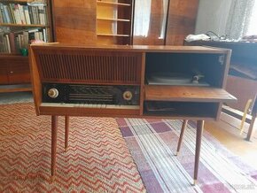 Krásne starožitné rádio so skrinkou a gramafónom
