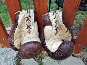Kožené staré boxeristické rukavice