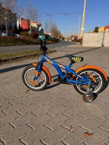 Detský bicykel s pomocnými kolieskami