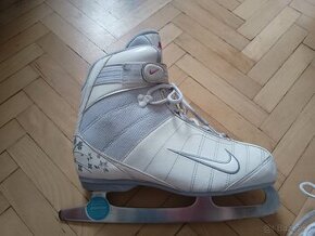 velkost 41,5 - damske ladove korcule NIKE (vnutro 26,5 cm)