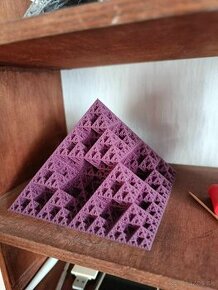 Predám dekoráciu Eierpinski Pyramid - 8 cm