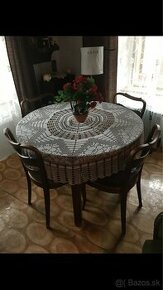 Jedálenský okruhly  stôl so stoličkami