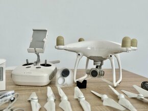 DRON DJI Phantom 4