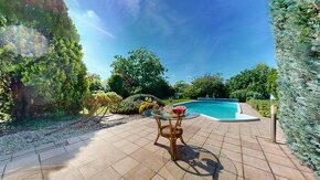 TOP CENA | Slnečný rodinný dom s veľkým pozemkom a bazénom - 1