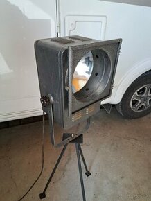 Industrialna retro divadelna lampa s trojnozkou priemyselna