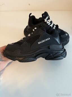 Balenciaga Triple S black