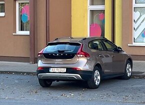 Predám Volvo V40 Cross Country 1.6L 84kW D2 AT