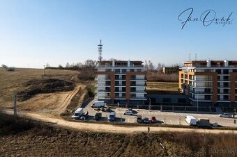 NOVOSTAVBA: 1,5 izb. byt, loggia + park. státie, v štandarde