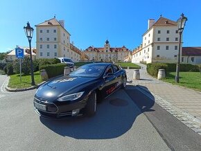 Tesla Model S 85 7 miest