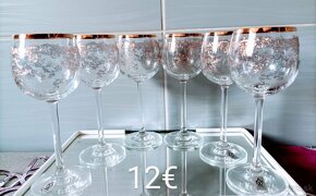 Krásne sklenené poháre na víno