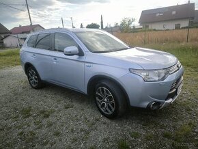 Predám Mitsubishi Outlander PHEV 4x4.