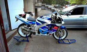 Suzuki gsxr 750 srad - 1