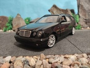 prodám model 1:18 mercedes benz e class combi - 1