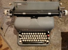 Starý písací stroj