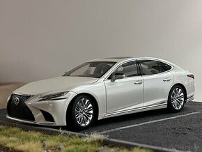 1:18 2018 LEXUS LS 500h - White - AUTOart