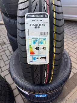 215/65R17 Semperit