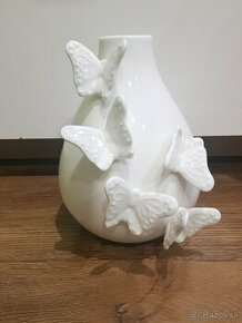 Biela váza s motylikmi