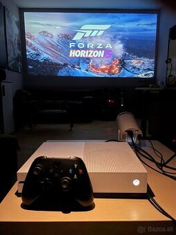 Predám Xbox One S 500 GB + HD projektor