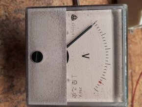 Panelový voltmeter