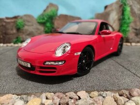 Prodám model 1:18 Porsche 911 Carrera 4s