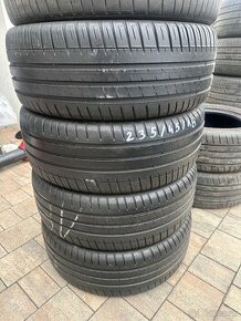 235/45 R18 Michelin