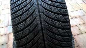 2 ks ZIMNÉ 245/45 r18 100V XL MICHELIN dezé cca 6 mm r. 2019