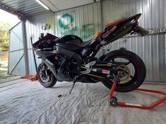 Seriovy vyfuk na Yamaha R1