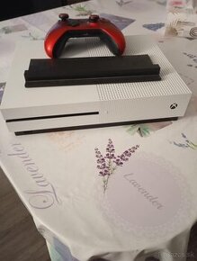 Xbox one s 1tb ovládač Plus stojan komplet kabeláž plus krab