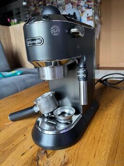 Pákový kávovar Delonghi čierny