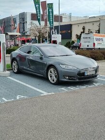 Tesla Model S 85 SCH zdarma