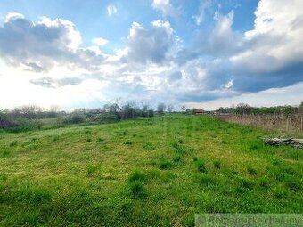 Priestranný 1500 m2 rovinatý pozemok na okraji vinárskej d