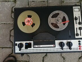 Magnetofon retro B 700