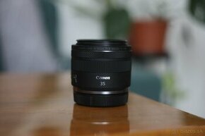 Canon RF 35mm f/1.8 Macro IS STM