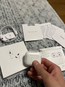 Nové Apple AirPods 3 s MagSafe nabíjacím puzdrom