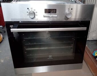 Vstavaná rúra Electrolux EZB3400AOX