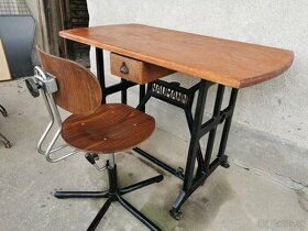 Starý industriálny stolík so stoličkou - 1