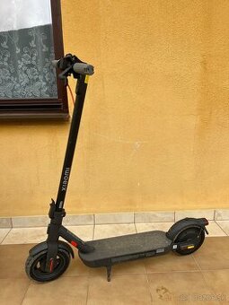 Predám kolobežku Xiaomi Electric Scooter 4 Pro (2nd Gen)