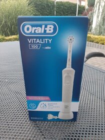 Oral B zubná kefka