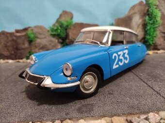 Prodám model 1:18 Citroen DS19 Berline 1963