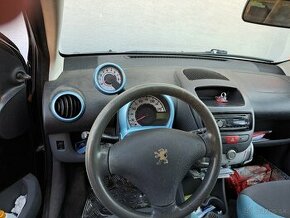 Peugeot 107, 4 dverové, čierne