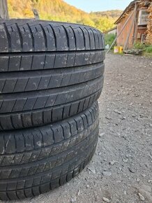 245/40 R18