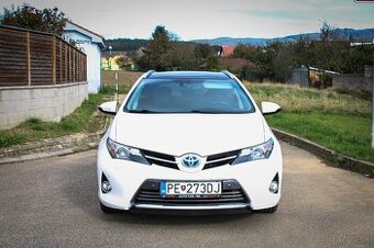 Toyota Auris Hybrid (elektro + benzín)