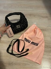 Miu Miu Wander matelassé nappa hobo bag - čierna (MM1) - 1