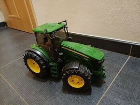 Traktor John Deere 7r 350