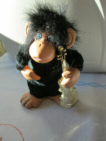 stará keramická hračka - opička s husľami
