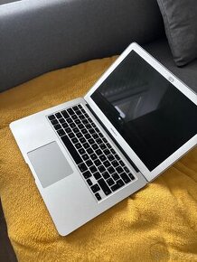 MacBook Air 13inch Intel core i5 - 1