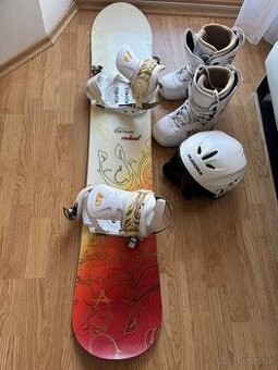 Snowboard s topánkami a prilbou