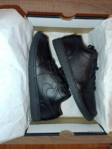 Jordan 1 low triple black