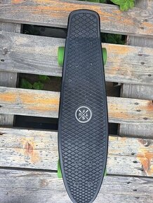 Predám plastový skateboard 56 cm