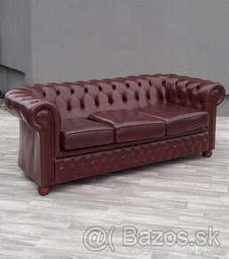 Pohovka Chesterfield.